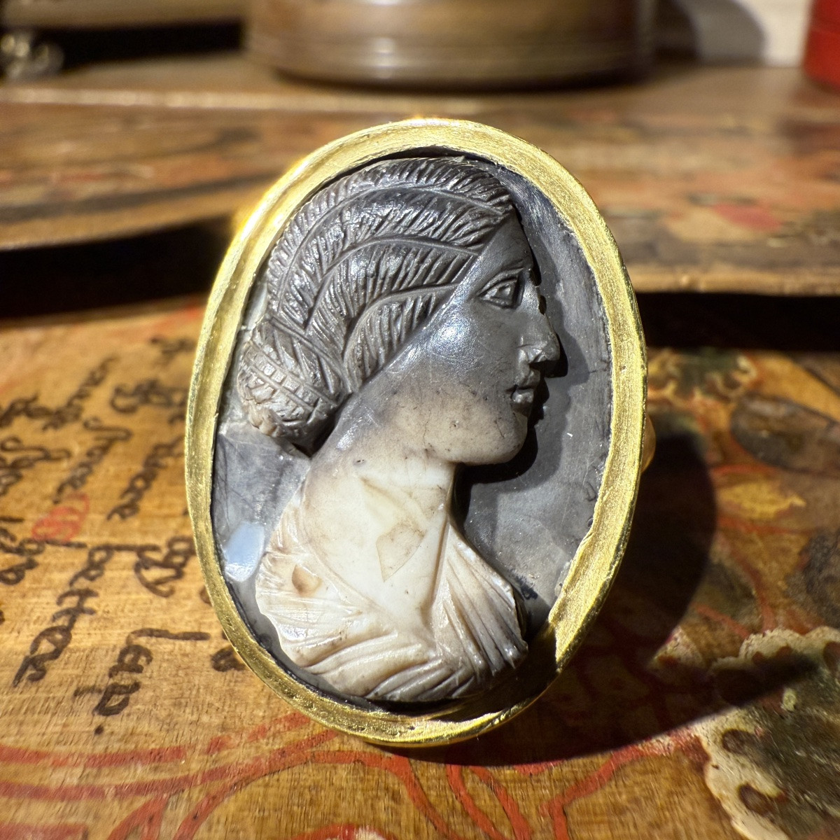 Bague en or avec camée romain en onyx calcifié représentant une jeune femme, IIe siècle apr. JC-photo-4