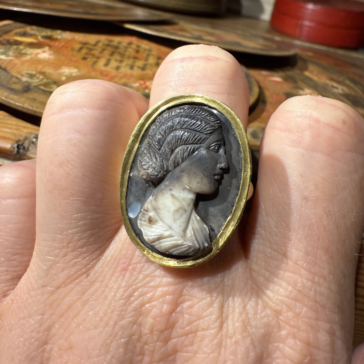 Bague en or avec camée romain en onyx calcifié représentant une jeune femme, IIe siècle apr. JC-photo-7