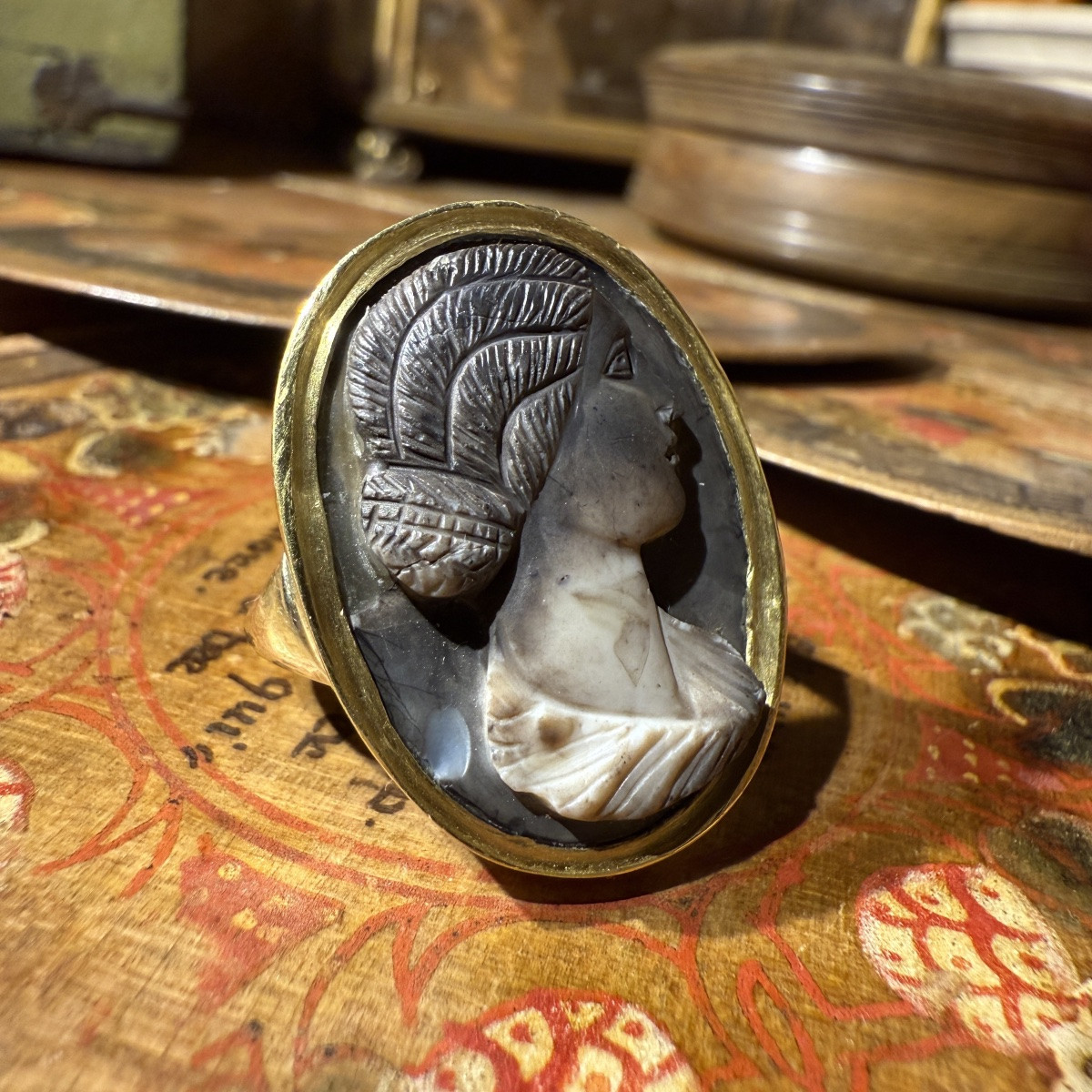 Bague en or avec camée romain en onyx calcifié représentant une jeune femme, IIe siècle apr. JC-photo-8