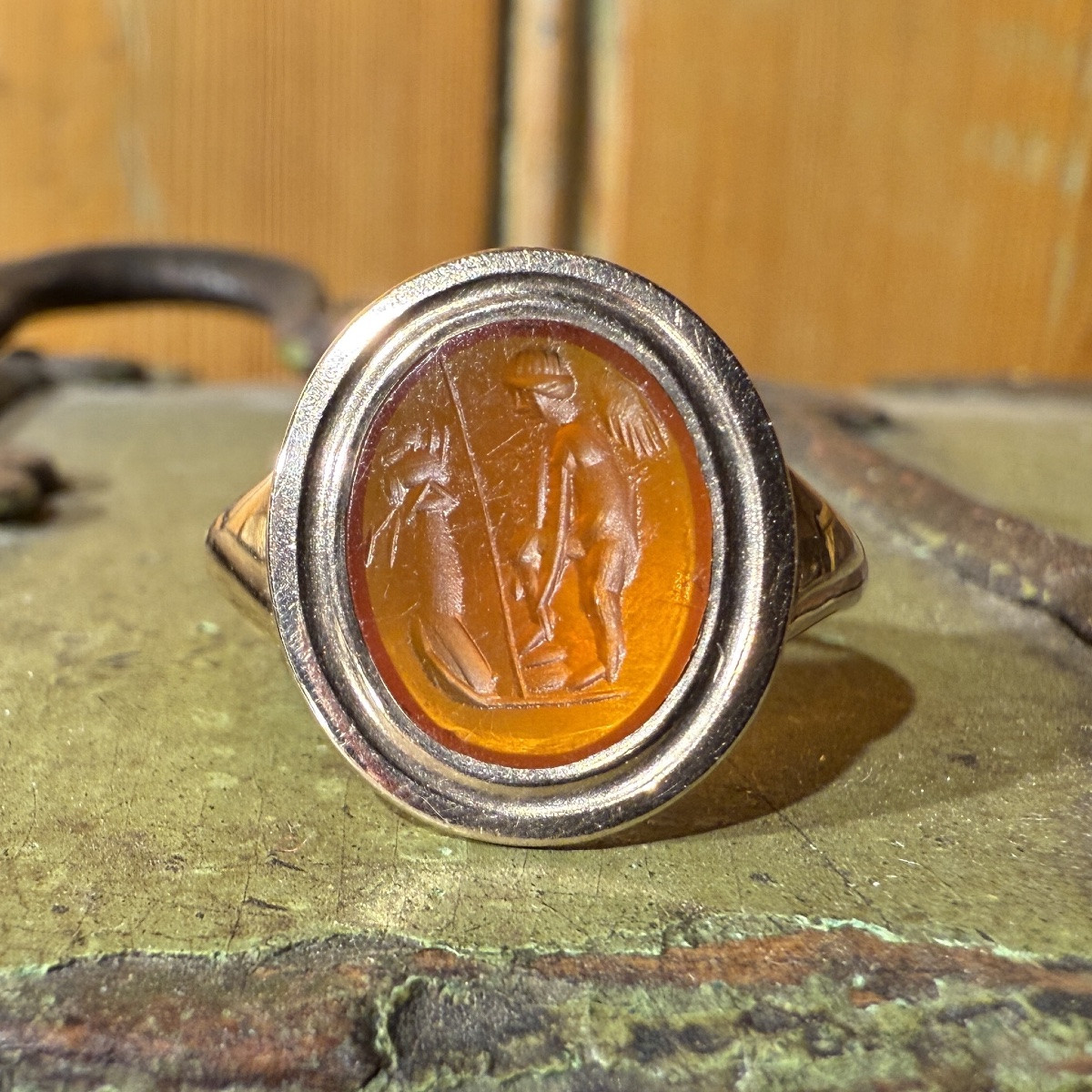 Bague en or avec intaille romaine en cornaline représentant Éros devant un autel.-photo-3