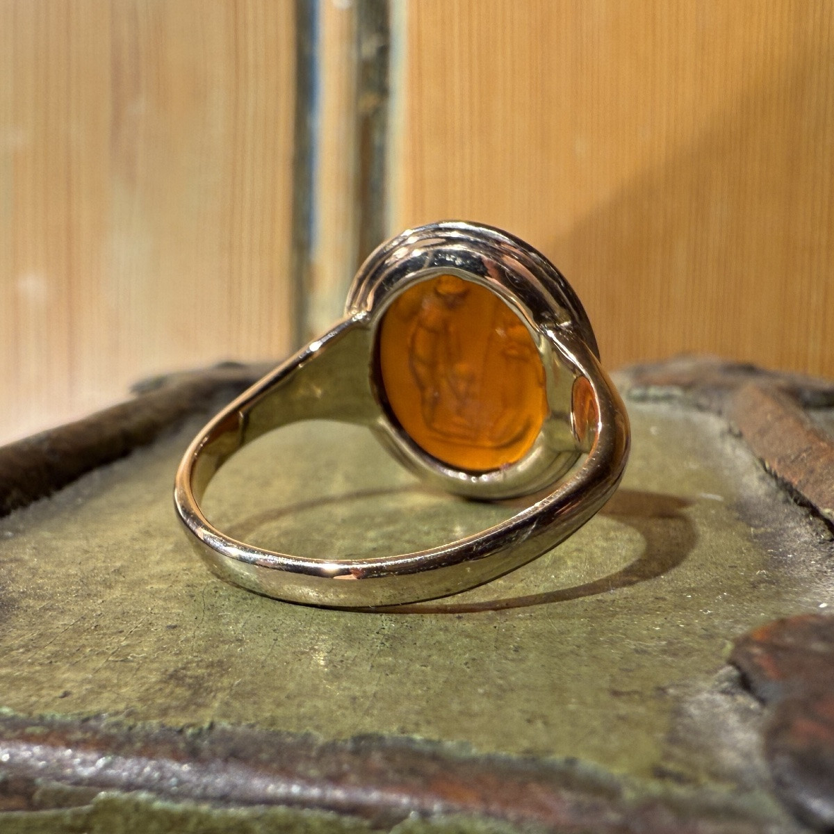 Bague en or avec intaille romaine en cornaline représentant Éros devant un autel.-photo-2