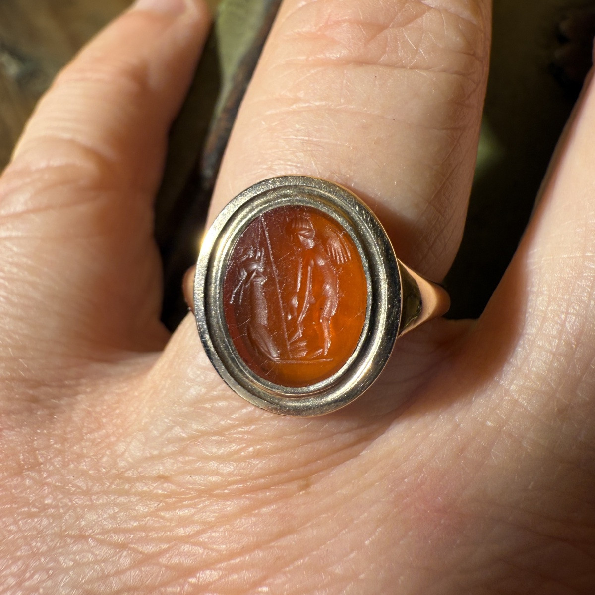 Bague en or avec intaille romaine en cornaline représentant Éros devant un autel.-photo-8