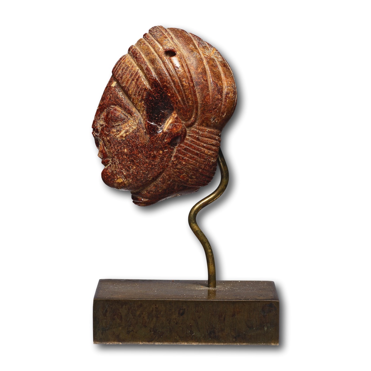 Pendentif tête en ambre étrusque. Étrurie, vers le Ve siècle av. J.-C.-photo-2