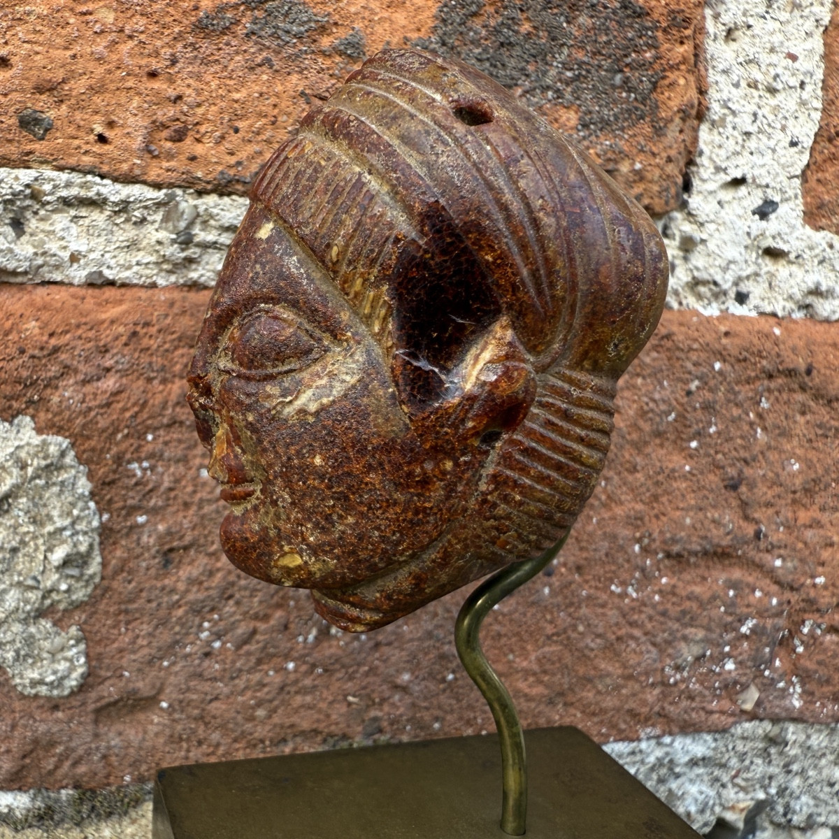 Pendentif tête en ambre étrusque. Étrurie, vers le Ve siècle av. J.-C.-photo-1