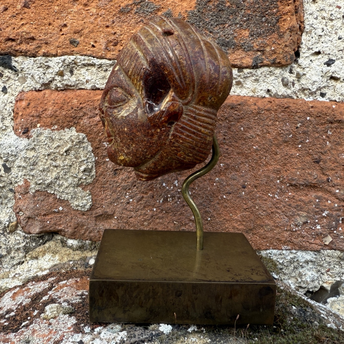 Pendentif tête en ambre étrusque. Étrurie, vers le Ve siècle av. J.-C.-photo-4