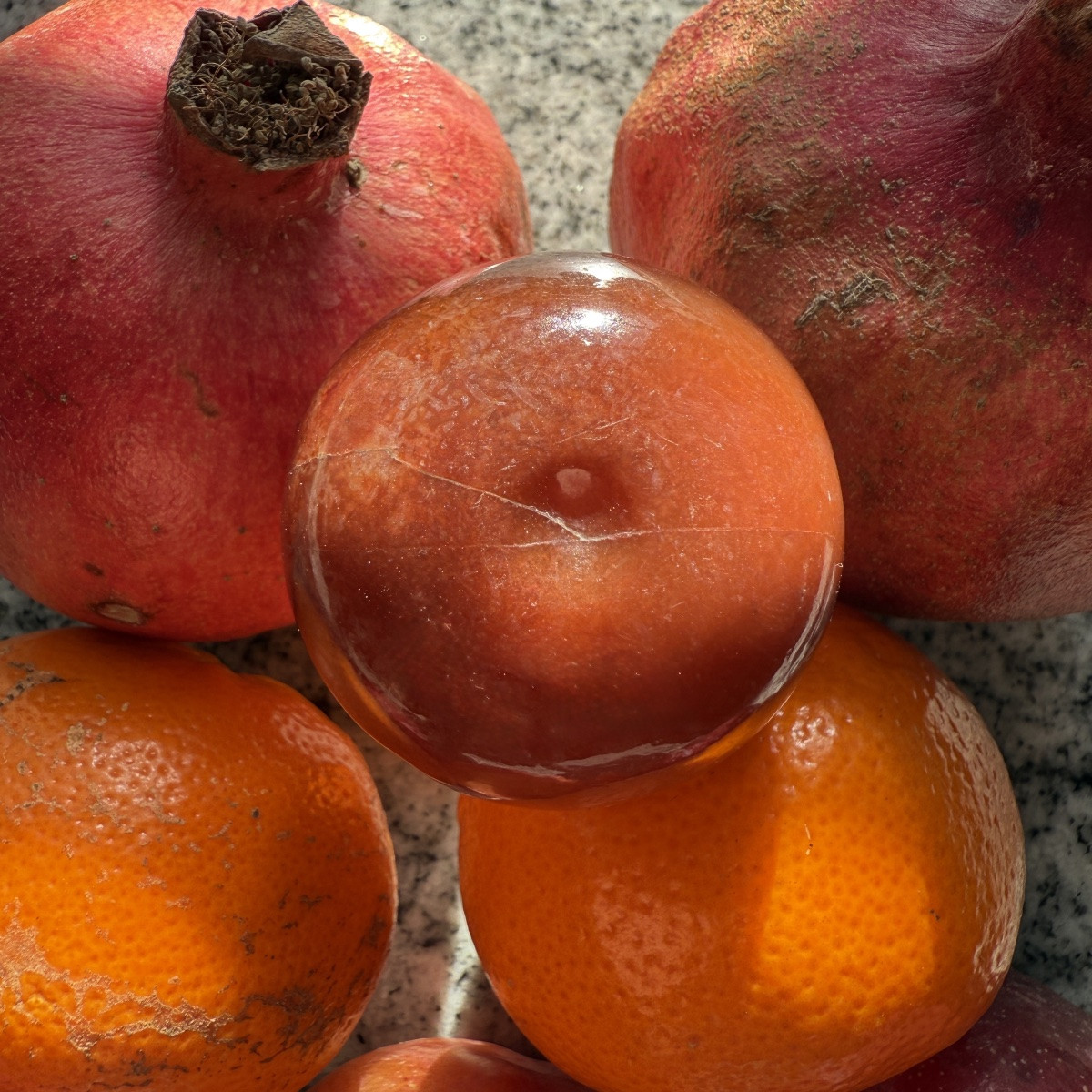 Bonbonnière en agate montée sur or, en forme d'orange, milieu du XVIIIe siècle.-photo-4