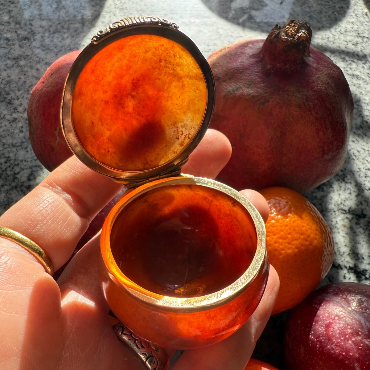 Bonbonnière en agate montée sur or, en forme d'orange, milieu du XVIIIe siècle.-photo-4