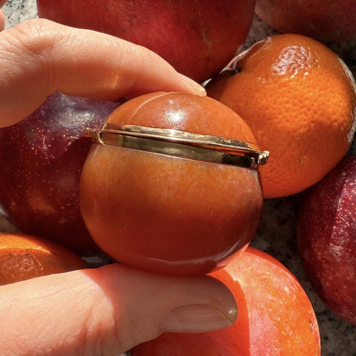 Bonbonnière en agate montée sur or, en forme d'orange, milieu du XVIIIe siècle.-photo-7