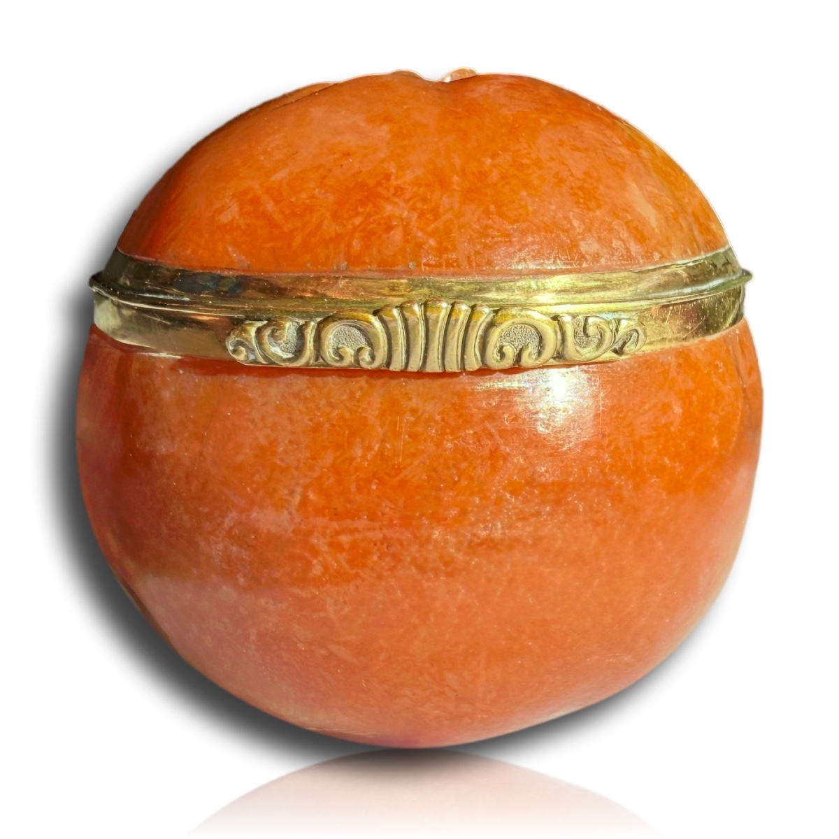 Bonbonnière en agate montée sur or, en forme d'orange, milieu du XVIIIe siècle.