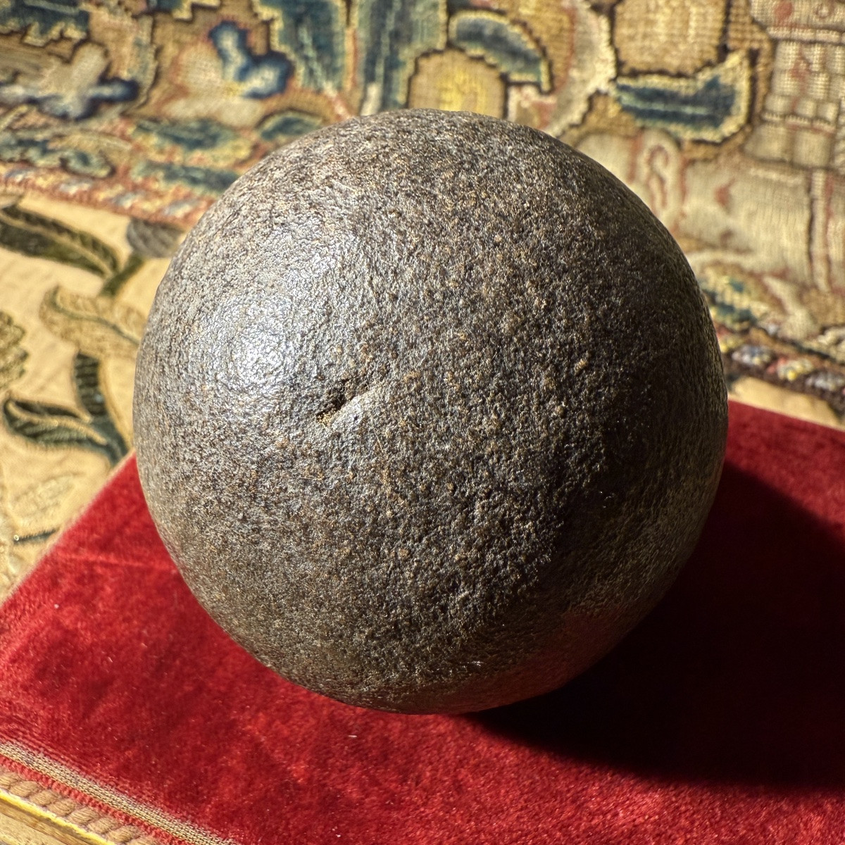 Bézoard avec socle en bois ébonisé tourné, XVIIIe siècle.  -photo-1