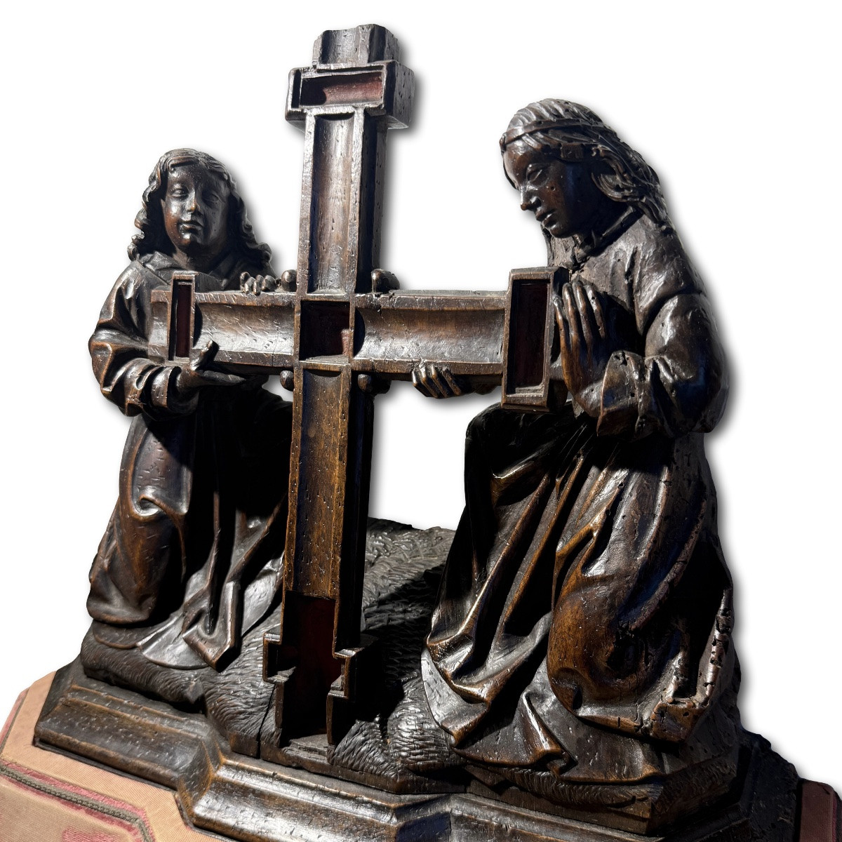 Deux anges agenouillés soutenant la Croix. Pays-Bas méridionaux, vers 1500-1520.-photo-2