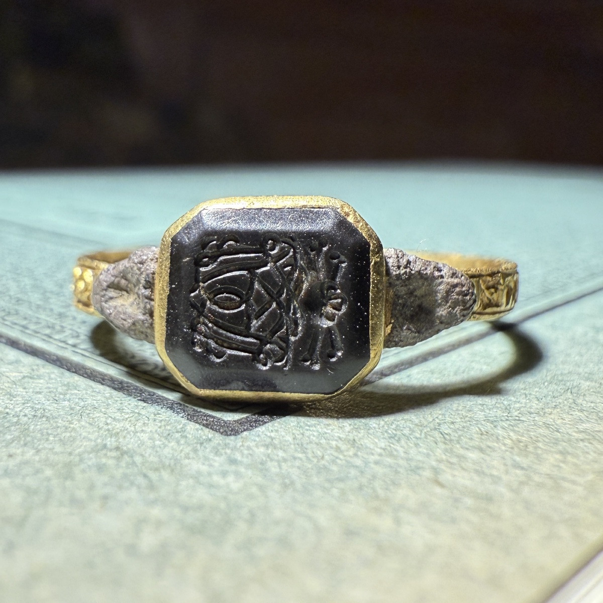 Early Eighteenth-century Gold Mourning Ring With Monogram And Vanitas Device.-photo-3