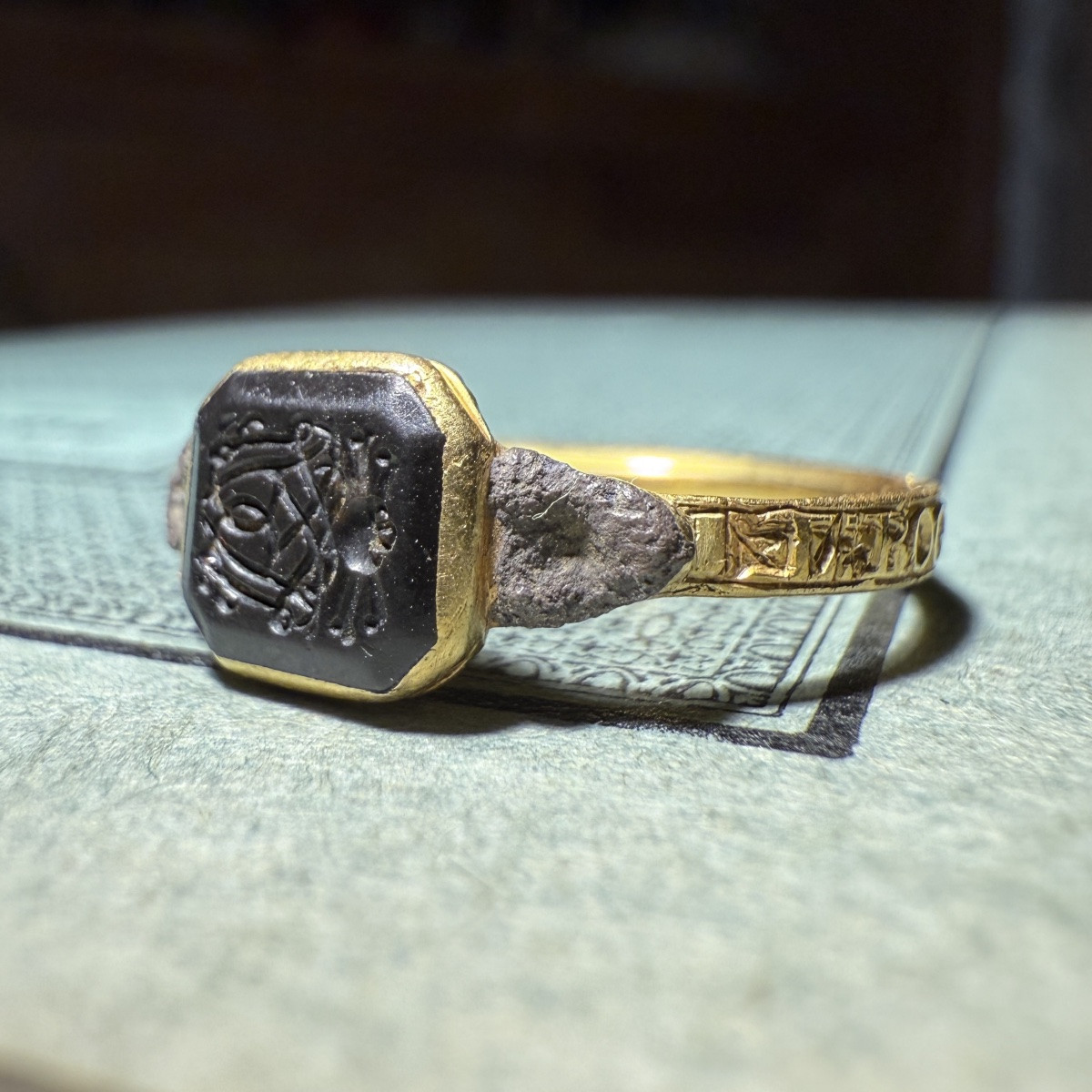 Early Eighteenth-century Gold Mourning Ring With Monogram And Vanitas Device.-photo-1