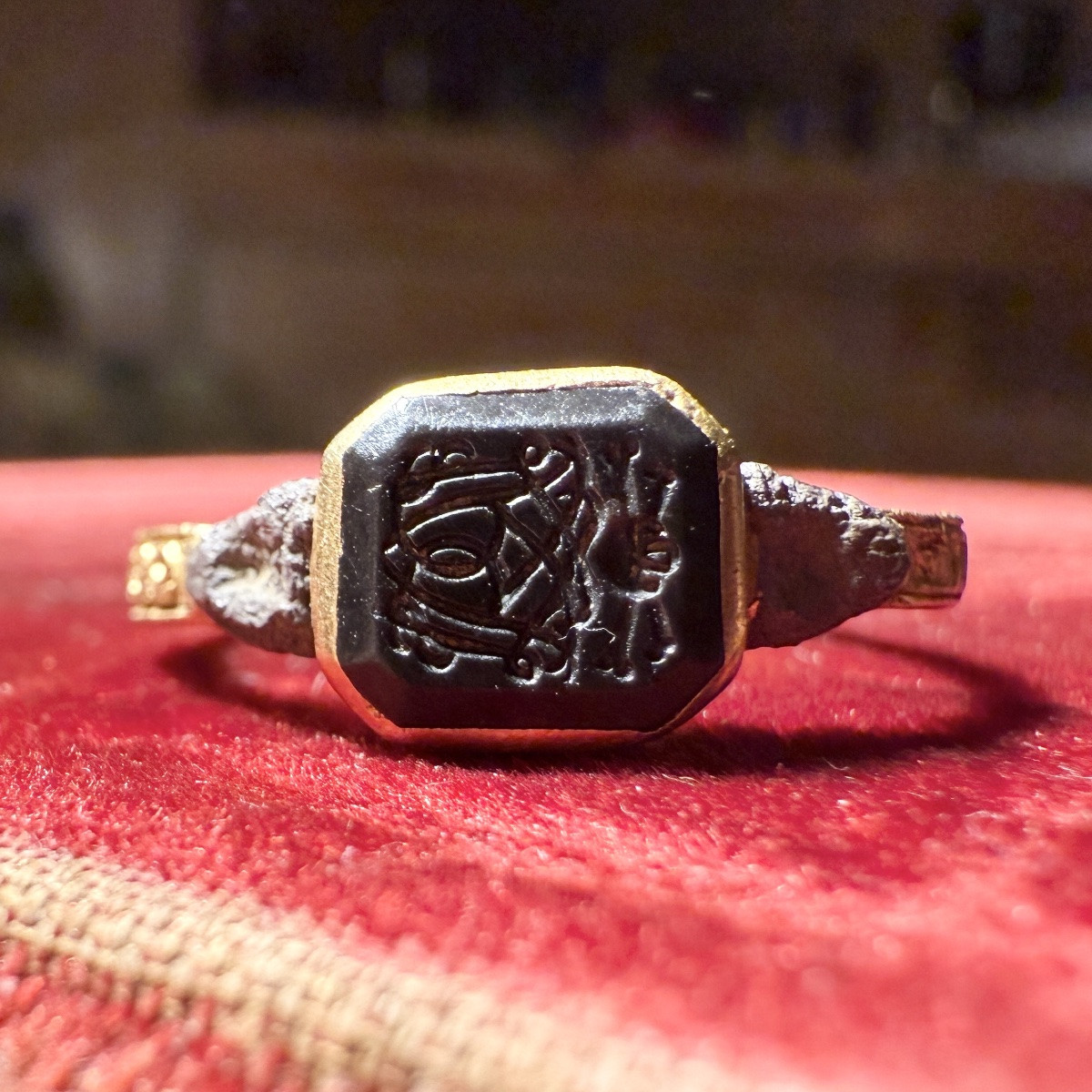 Early Eighteenth-century Gold Mourning Ring With Monogram And Vanitas Device.-photo-3