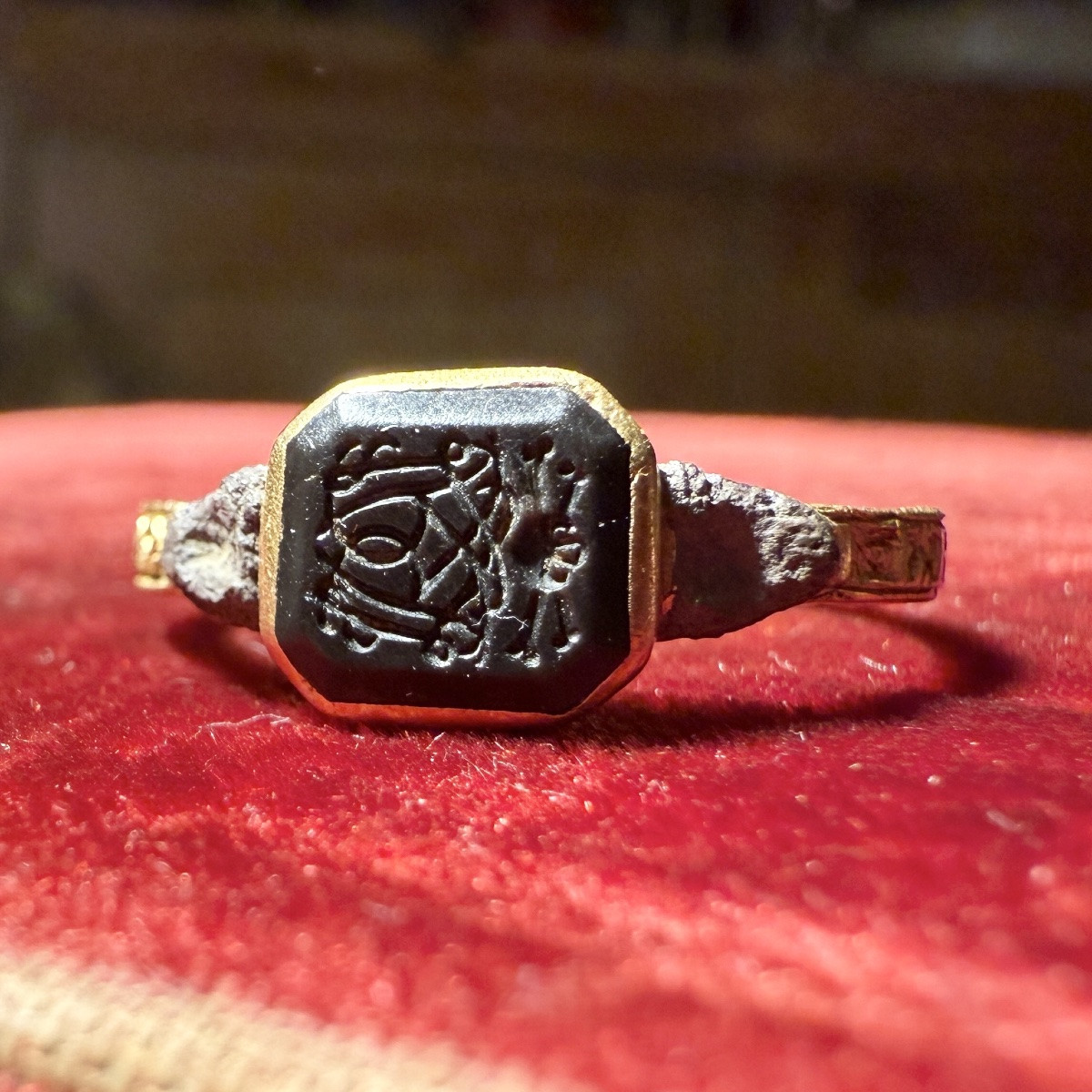 Early Eighteenth-century Gold Mourning Ring With Monogram And Vanitas Device.-photo-4