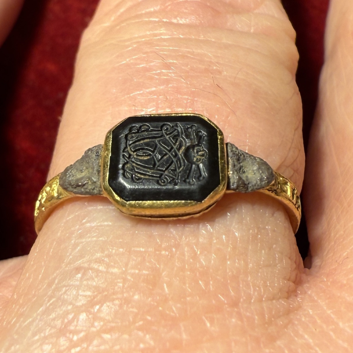 Early Eighteenth-century Gold Mourning Ring With Monogram And Vanitas Device.-photo-7