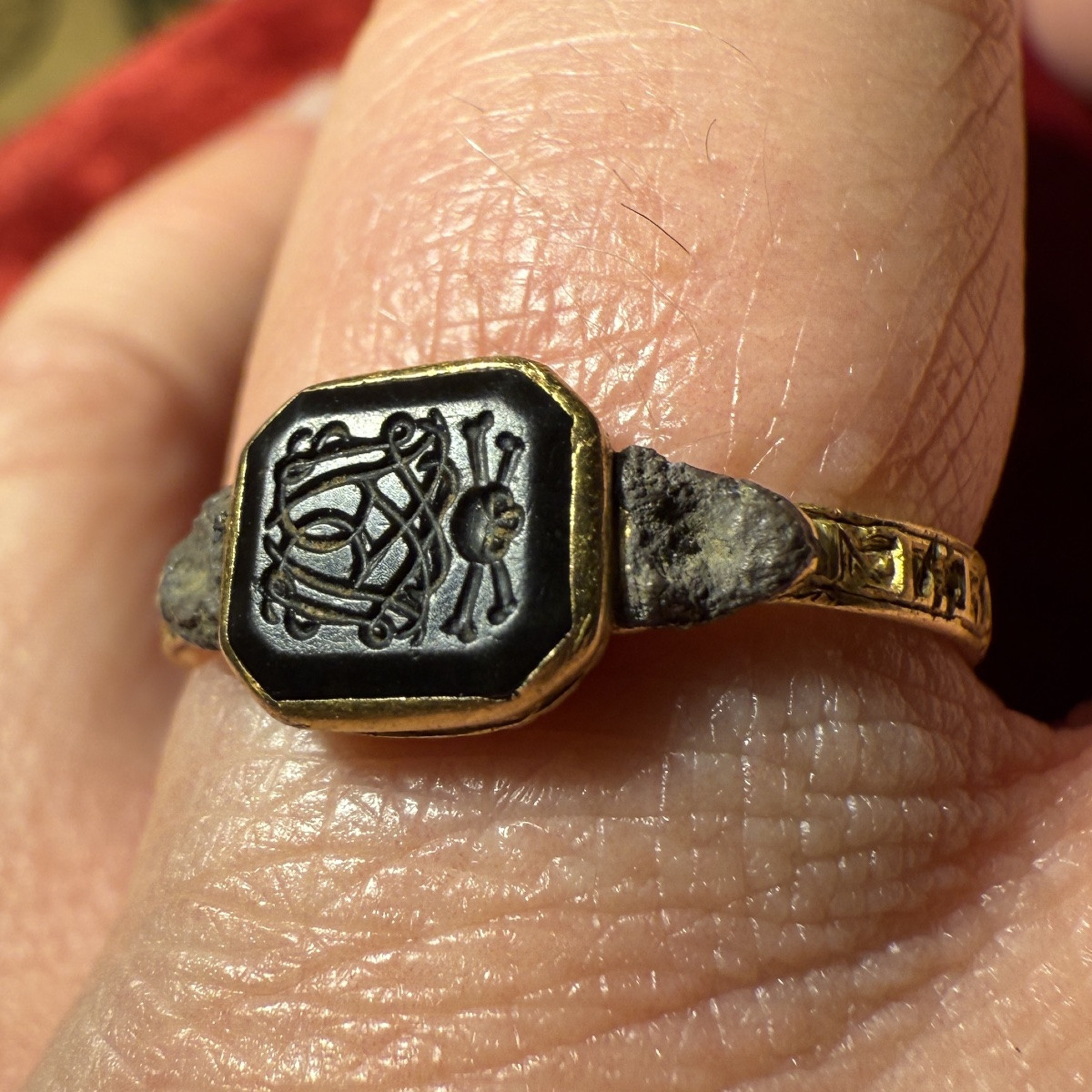 Early Eighteenth-century Gold Mourning Ring With Monogram And Vanitas Device.-photo-8
