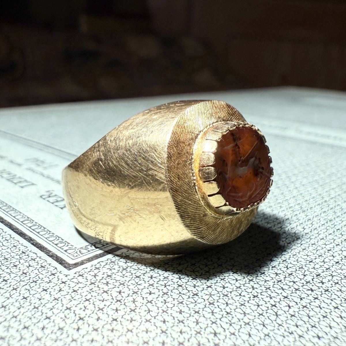 Bague en or sertie d'un scarabée antique en cornaline représentant une scène de chasse au cerf.-photo-4