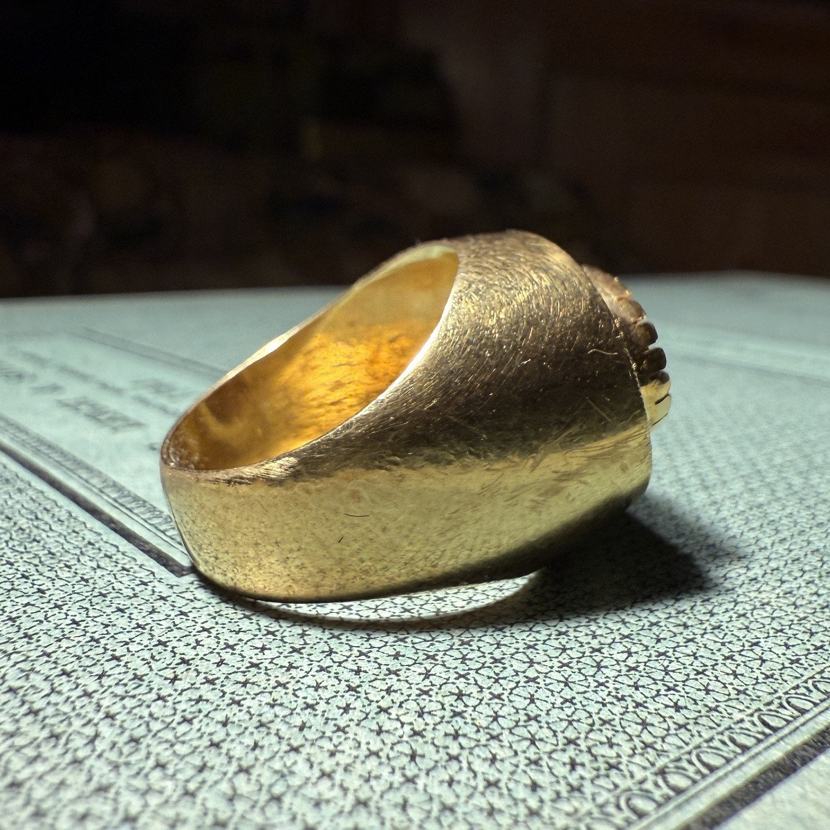 Bague en or sertie d'un scarabée antique en cornaline représentant une scène de chasse au cerf.-photo-1