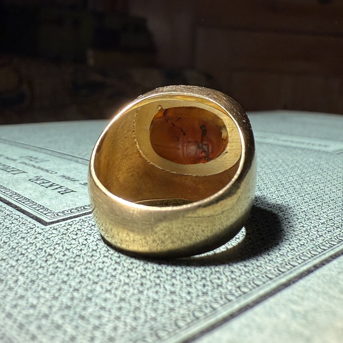 Bague en or sertie d'un scarabée antique en cornaline représentant une scène de chasse au cerf.-photo-2