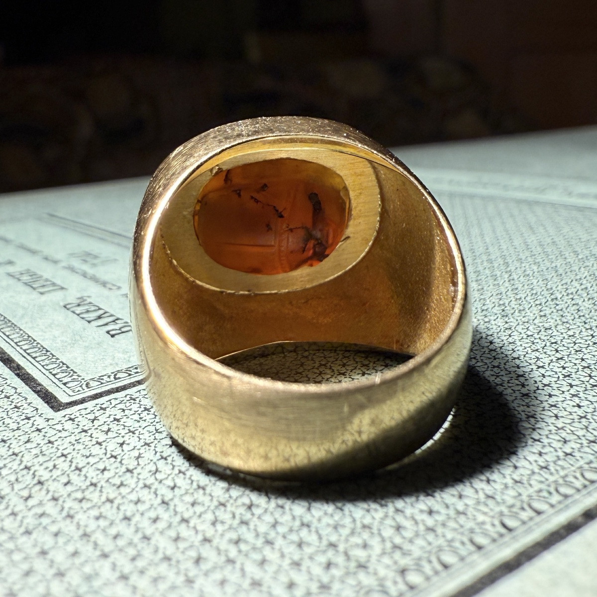 Bague en or sertie d'un scarabée antique en cornaline représentant une scène de chasse au cerf.-photo-3