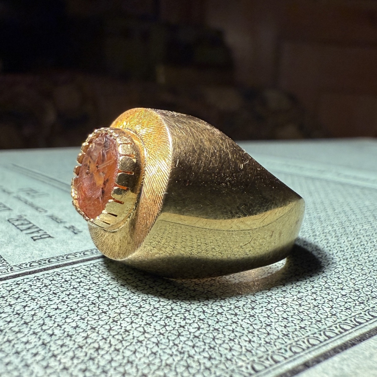 Bague en or sertie d'un scarabée antique en cornaline représentant une scène de chasse au cerf.-photo-4