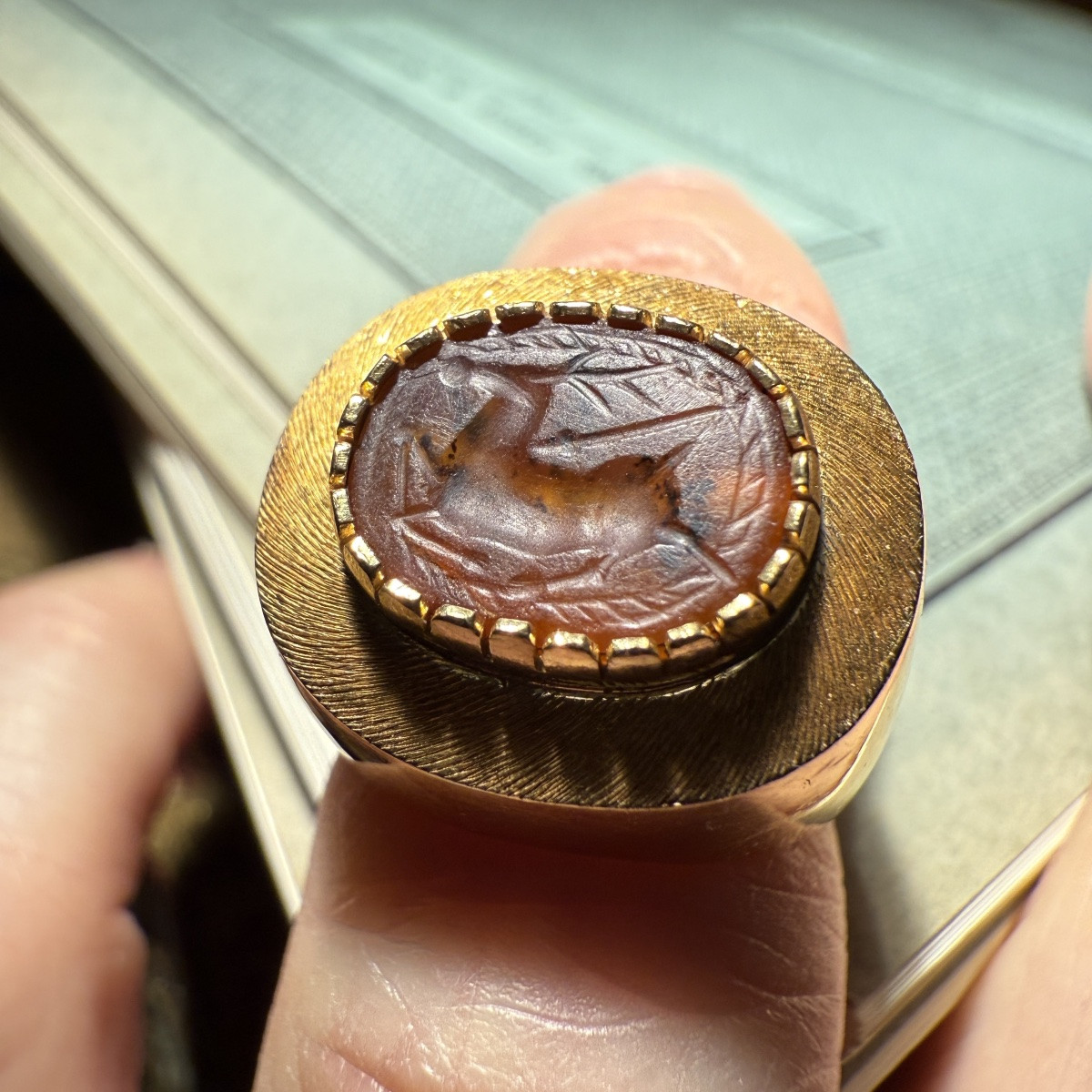 Bague en or sertie d'un scarabée antique en cornaline représentant une scène de chasse au cerf.-photo-6