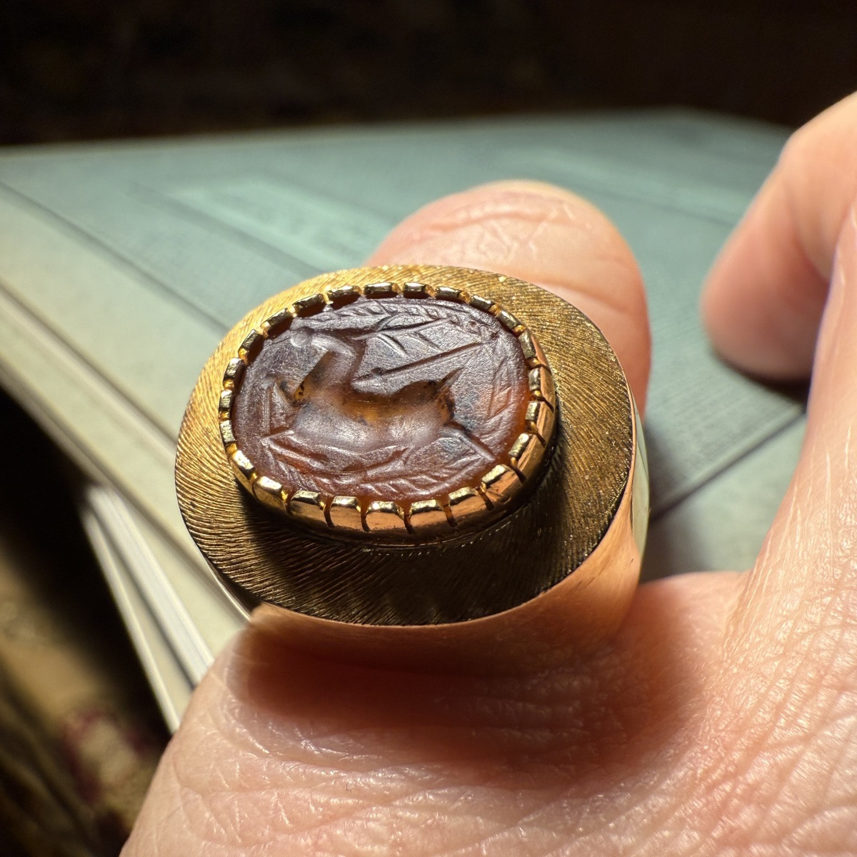 Bague en or sertie d'un scarabée antique en cornaline représentant une scène de chasse au cerf.-photo-7