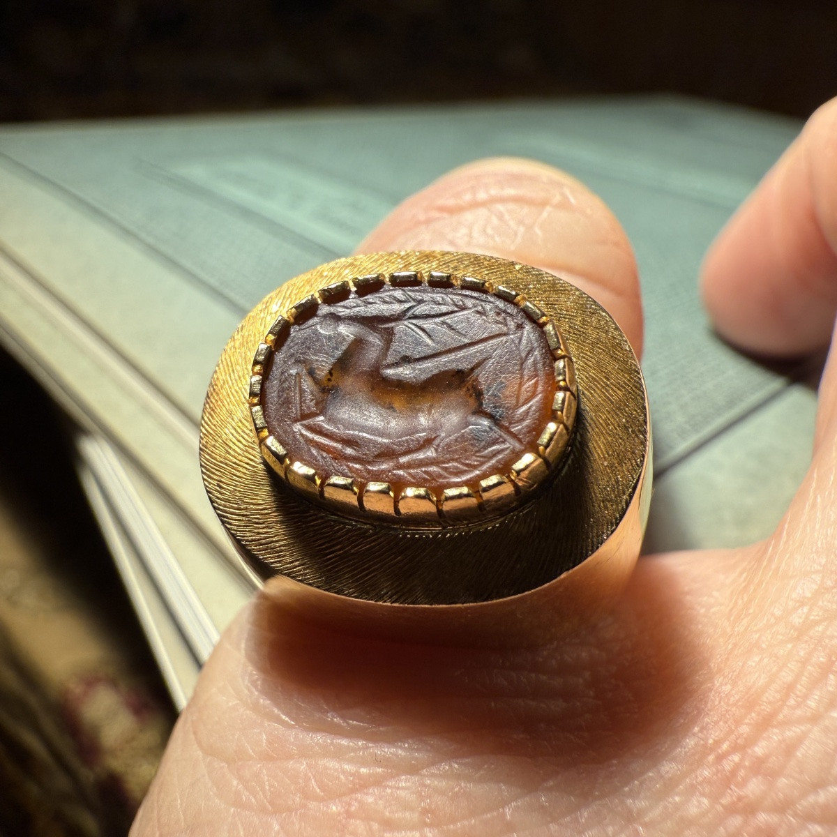 Bague en or sertie d'un scarabée antique en cornaline représentant une scène de chasse au cerf.-photo-8