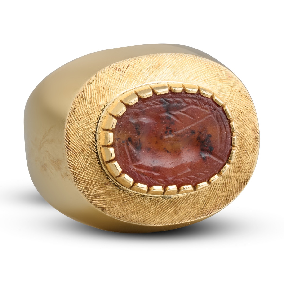 Bague en or sertie d'un scarabée antique en cornaline représentant une scène de chasse au cerf.