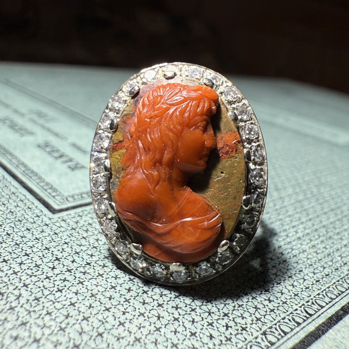 Bague camée en pierre dure représentant une muse classique. Italie, XVIIIe siècle.-photo-3