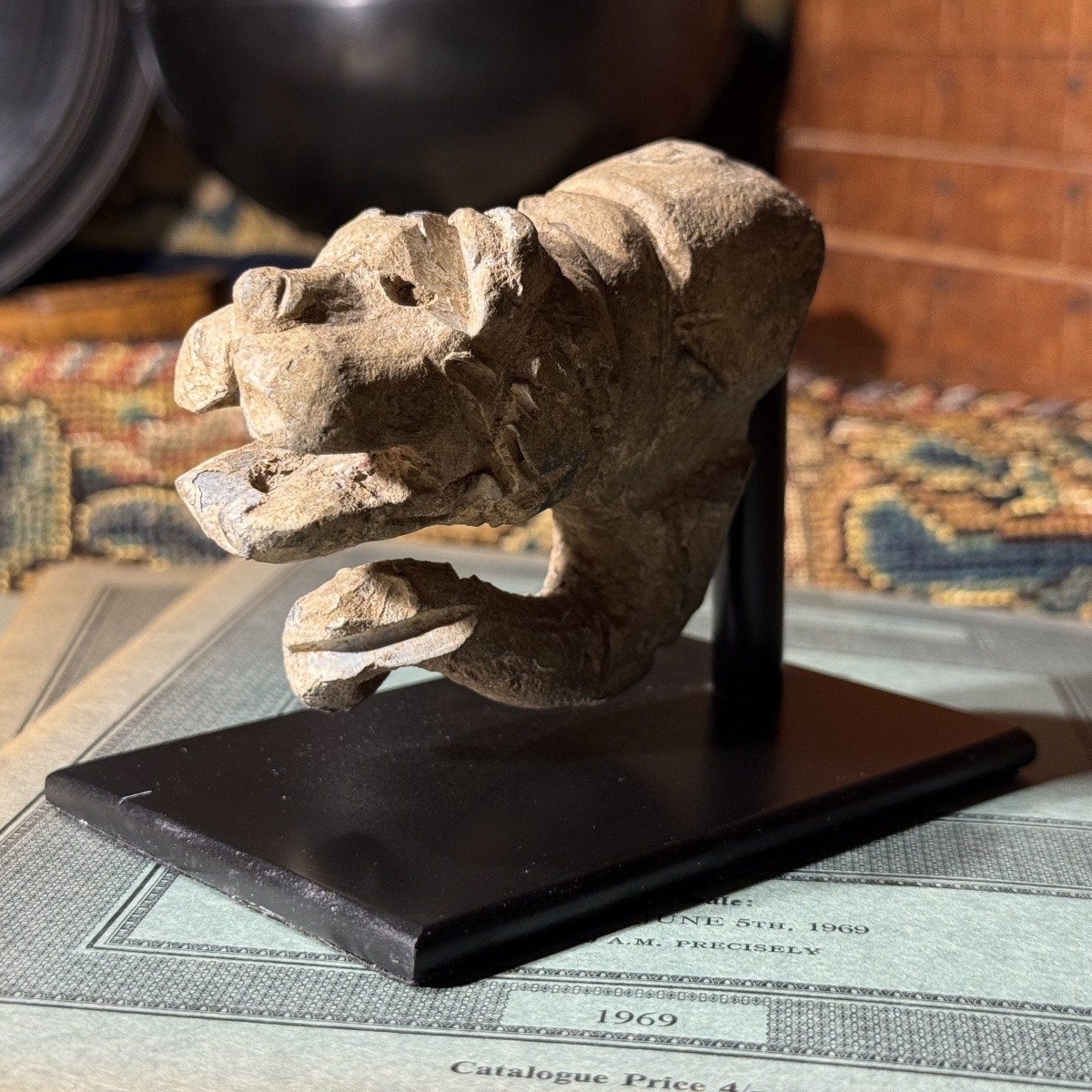 Bec verseur anthropomorphe en plomb en forme de chien. Angleterre, XVIe siècle.  -photo-2