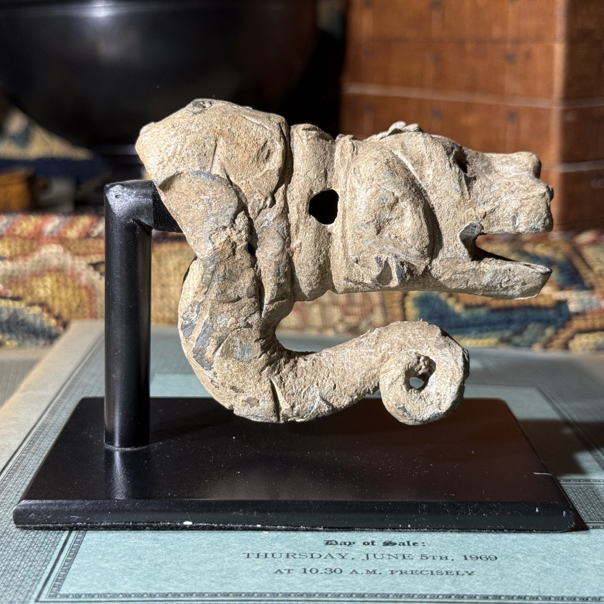 Bec verseur anthropomorphe en plomb en forme de chien. Angleterre, XVIe siècle.  -photo-2