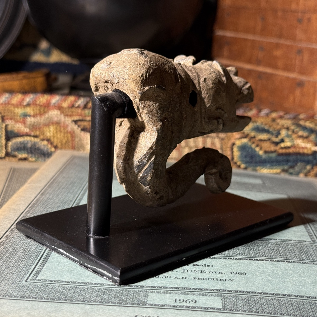 Bec verseur anthropomorphe en plomb en forme de chien. Angleterre, XVIe siècle.  -photo-3