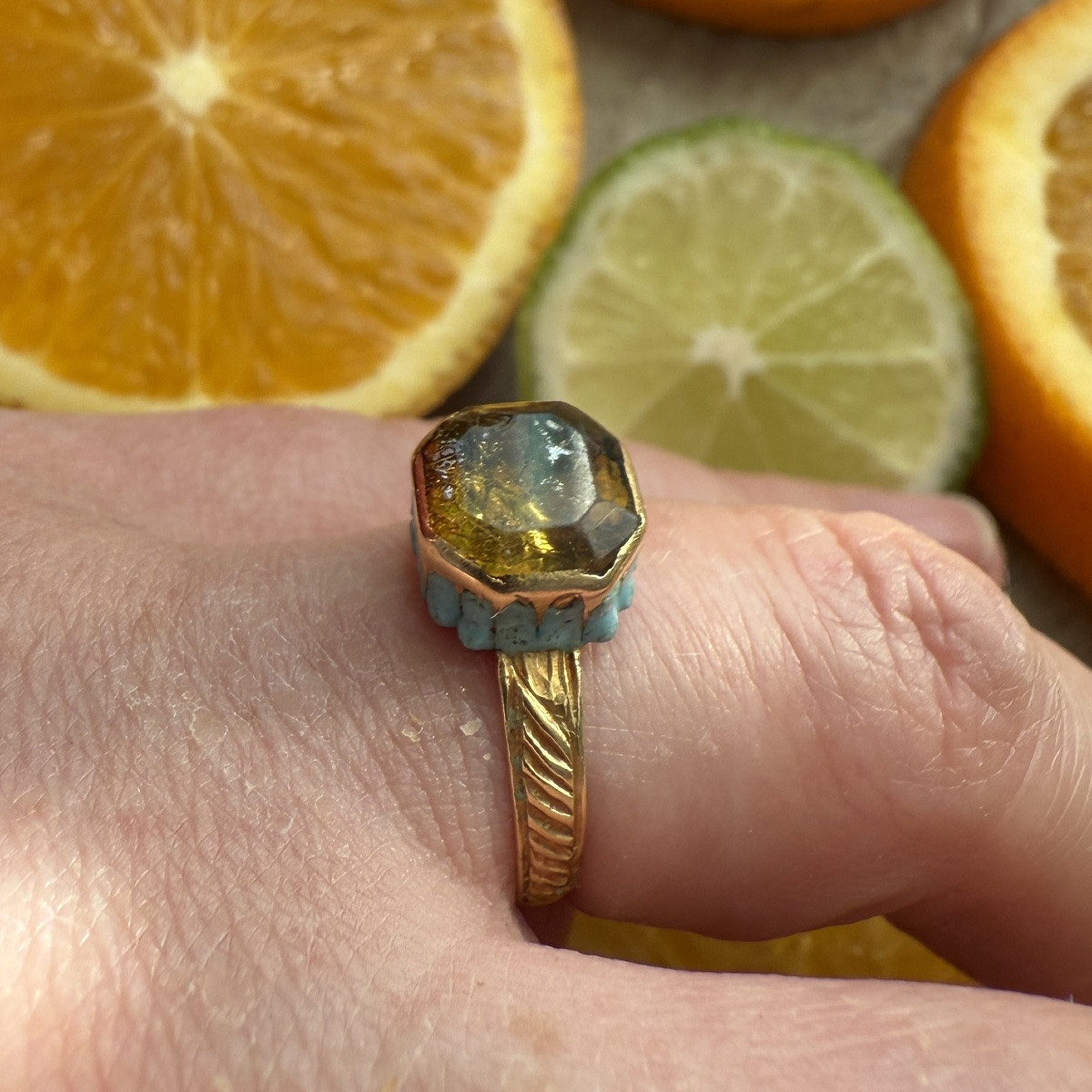 Gold Ring With Enamelled Bezel And Table-cut Paste. England, Mid-17th Century.-photo-3