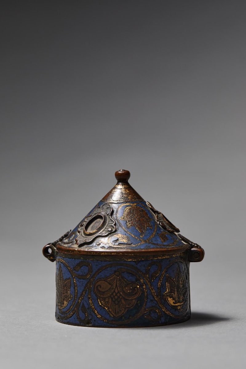 Pyxide de Limoges en cuivre doré émaillé champlevé, orné de cabochons, XIIIe siècle.-photo-3