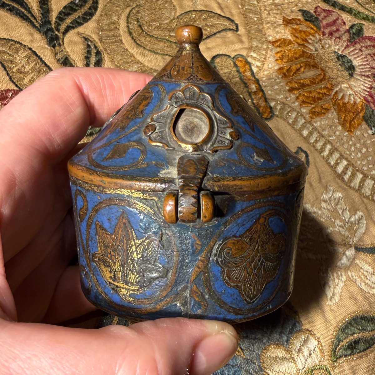 Pyxide de Limoges en cuivre doré émaillé champlevé, orné de cabochons, XIIIe siècle.-photo-4