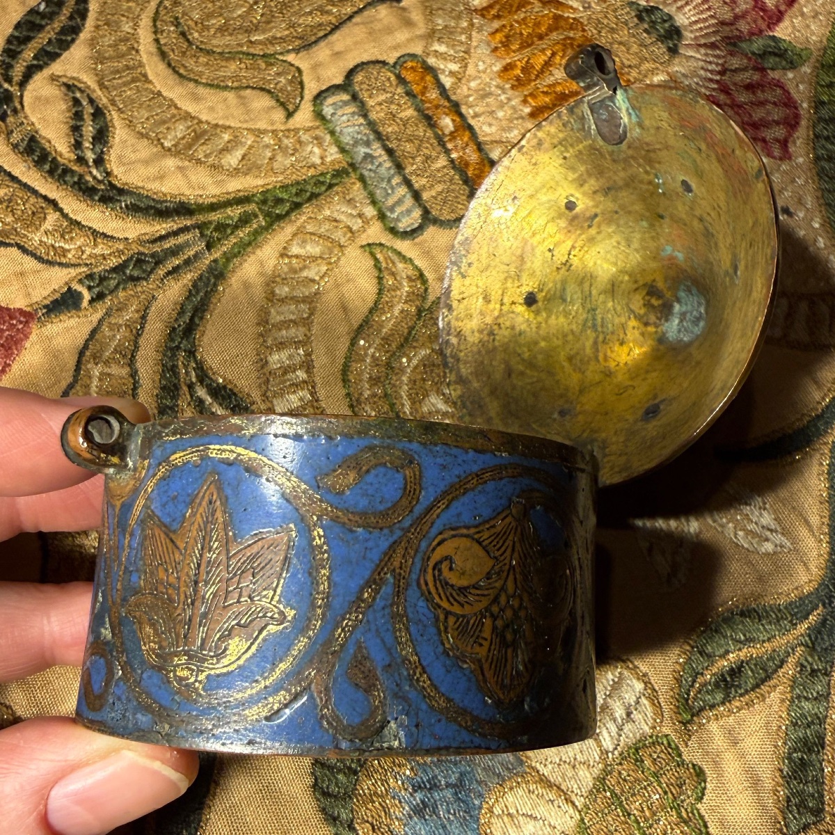 Pyxide de Limoges en cuivre doré émaillé champlevé, orné de cabochons, XIIIe siècle.-photo-5