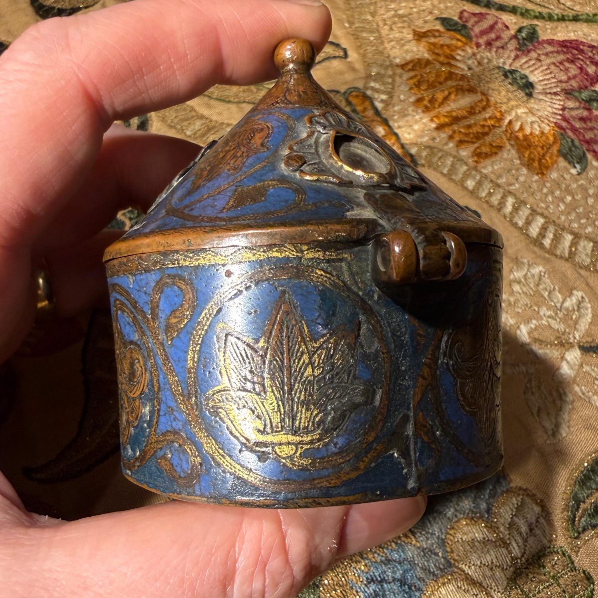 Pyxide de Limoges en cuivre doré émaillé champlevé, orné de cabochons, XIIIe siècle.-photo-8