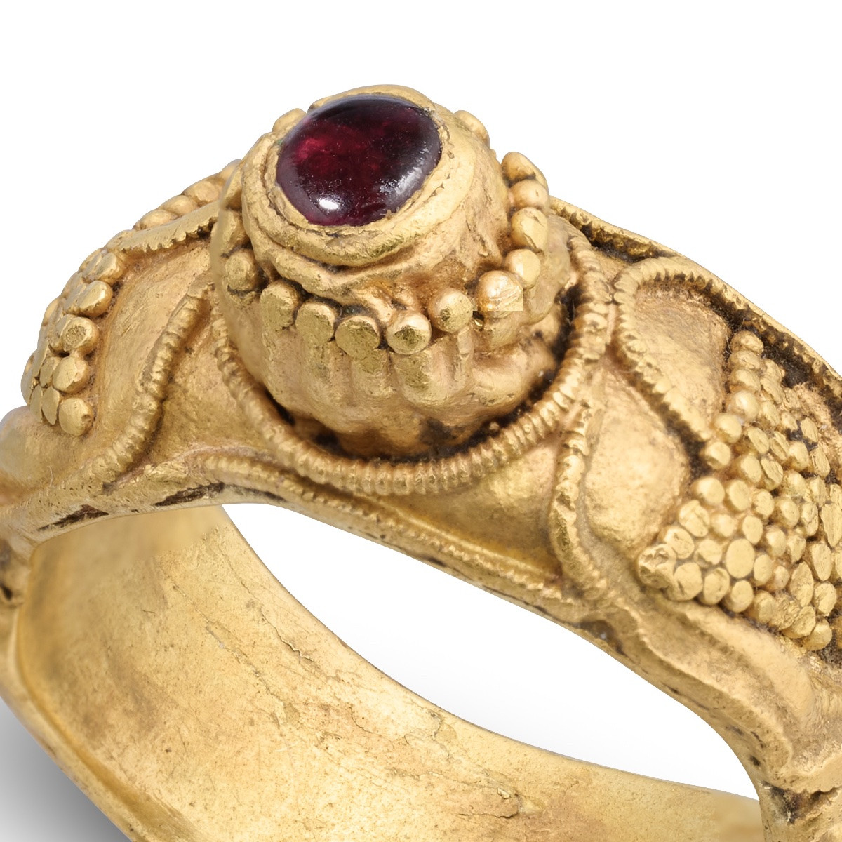 Bague en or ornée de grappes de raisin et d'un grenat cabochon. Mérovingienne, VIe siècle ap.JC-photo-2