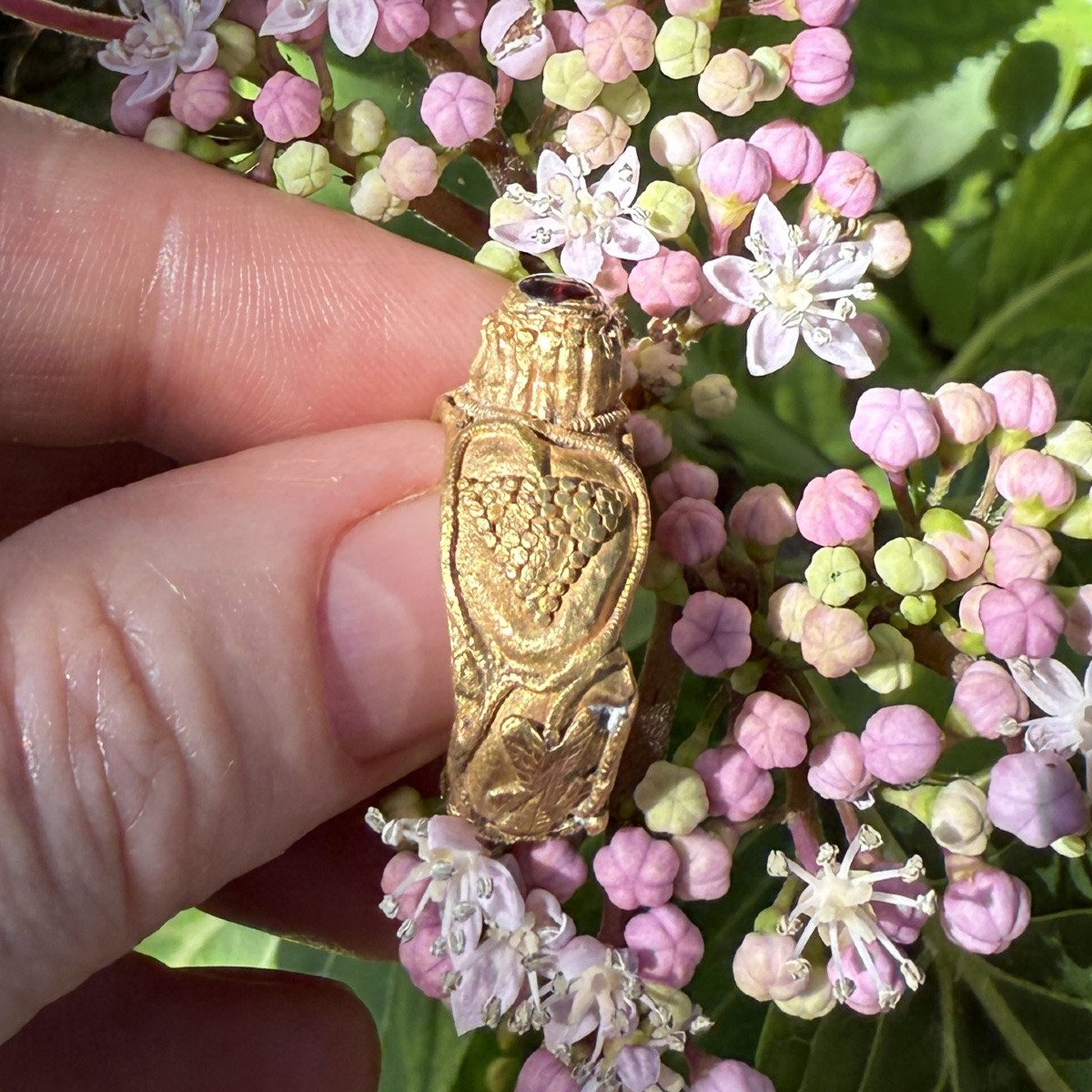 Bague en or ornée de grappes de raisin et d'un grenat cabochon. Mérovingienne, VIe siècle ap.JC-photo-3