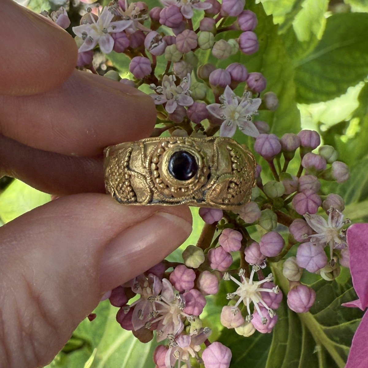 Bague en or ornée de grappes de raisin et d'un grenat cabochon. Mérovingienne, VIe siècle ap.JC-photo-4