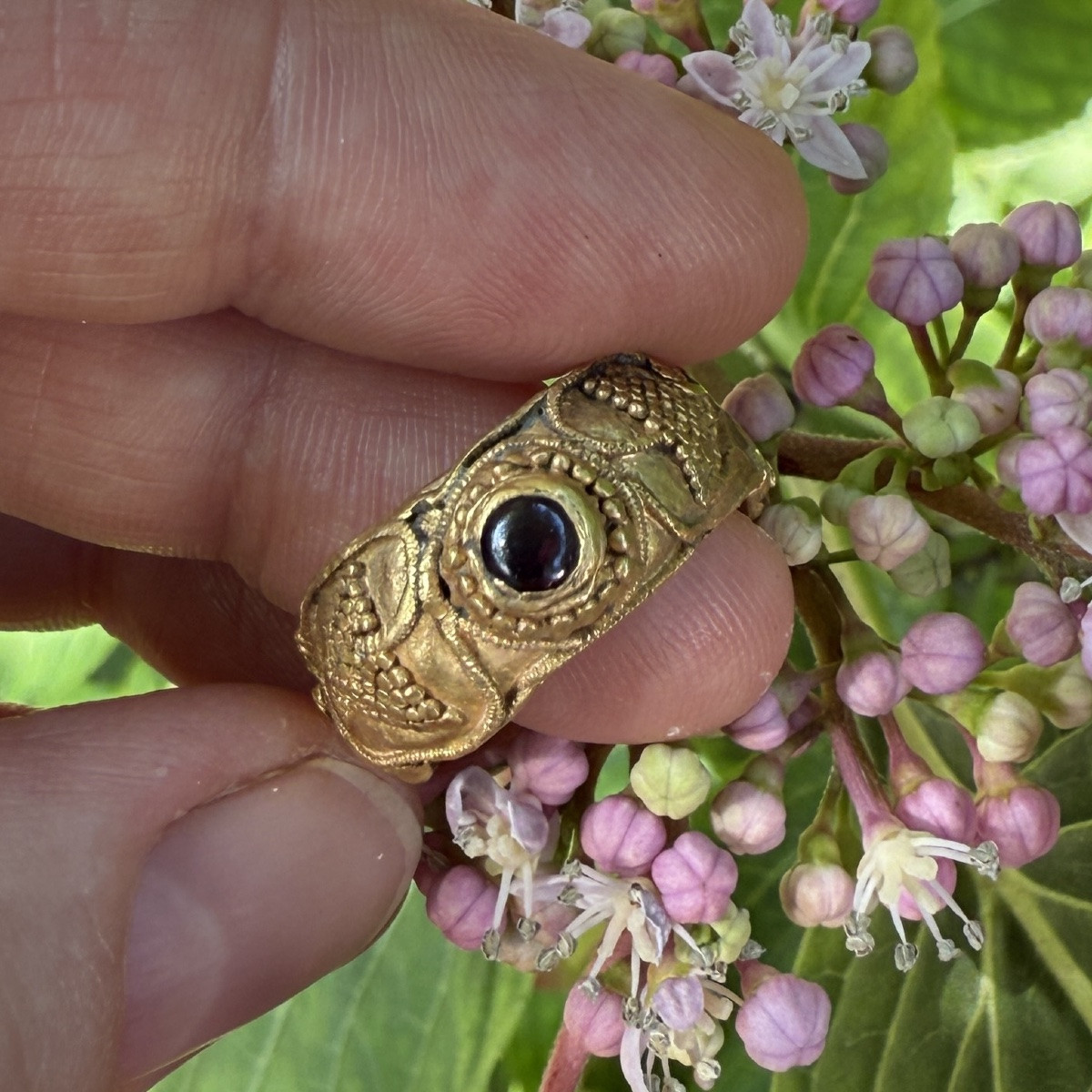 Bague en or ornée de grappes de raisin et d'un grenat cabochon. Mérovingienne, VIe siècle ap.JC-photo-3
