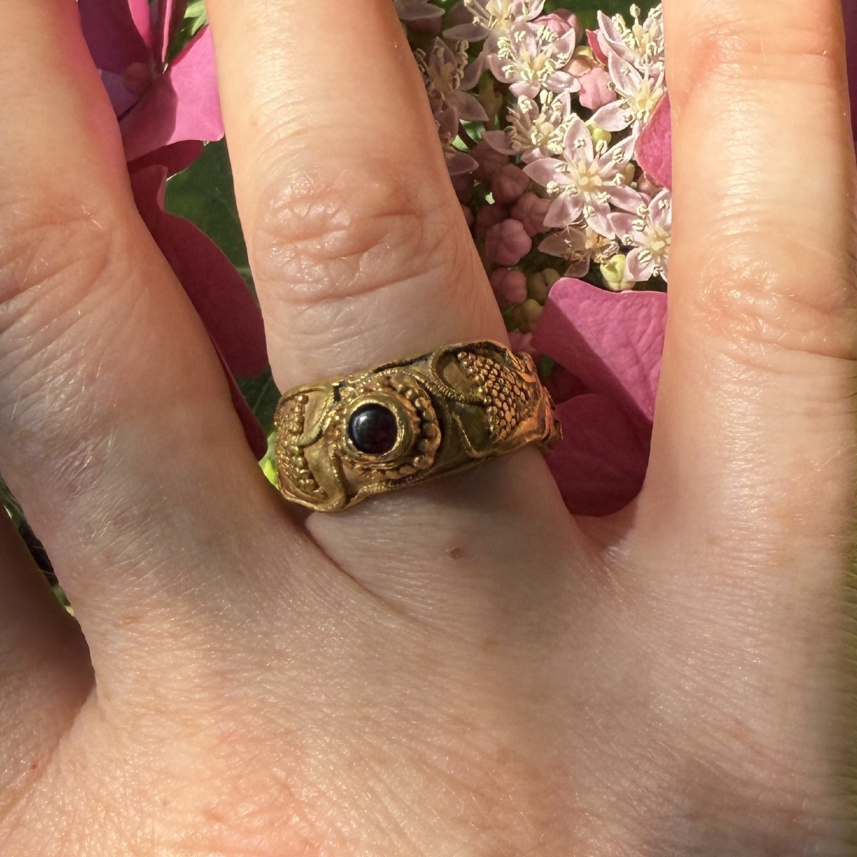 Bague en or ornée de grappes de raisin et d'un grenat cabochon. Mérovingienne, VIe siècle ap.JC-photo-5