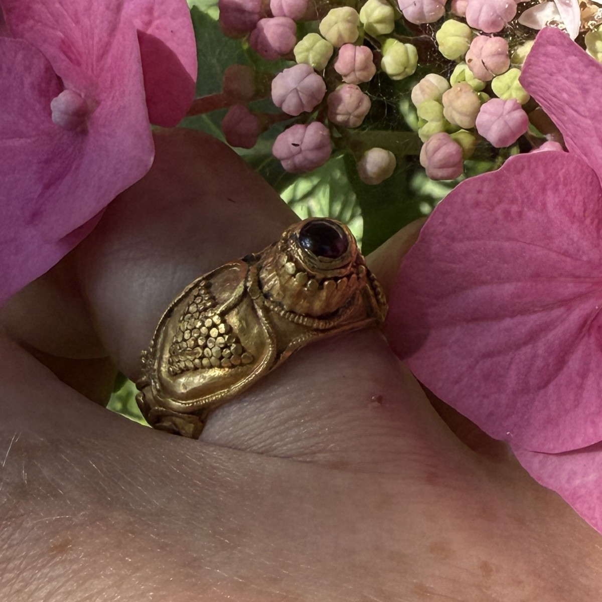 Bague en or ornée de grappes de raisin et d'un grenat cabochon. Mérovingienne, VIe siècle ap.JC-photo-6