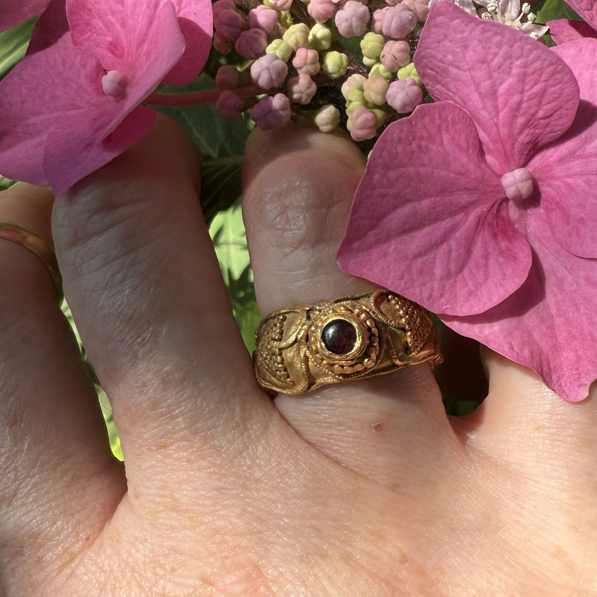 Bague en or ornée de grappes de raisin et d'un grenat cabochon. Mérovingienne, VIe siècle ap.JC-photo-7