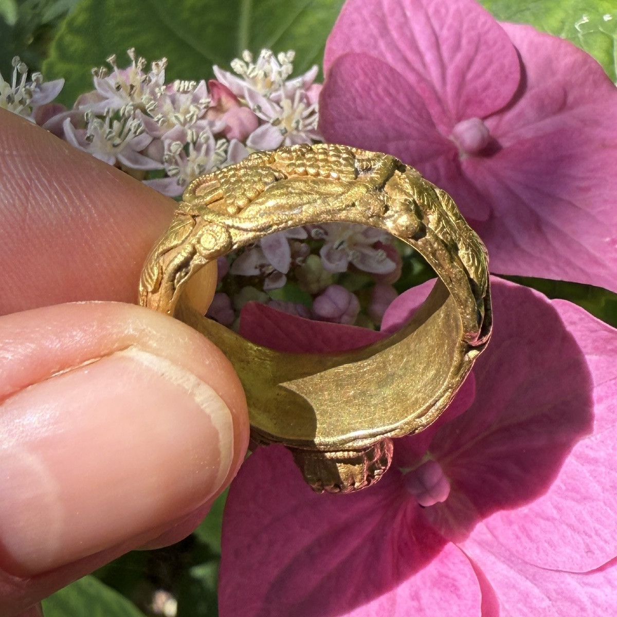 Bague en or ornée de grappes de raisin et d'un grenat cabochon. Mérovingienne, VIe siècle ap.JC-photo-8