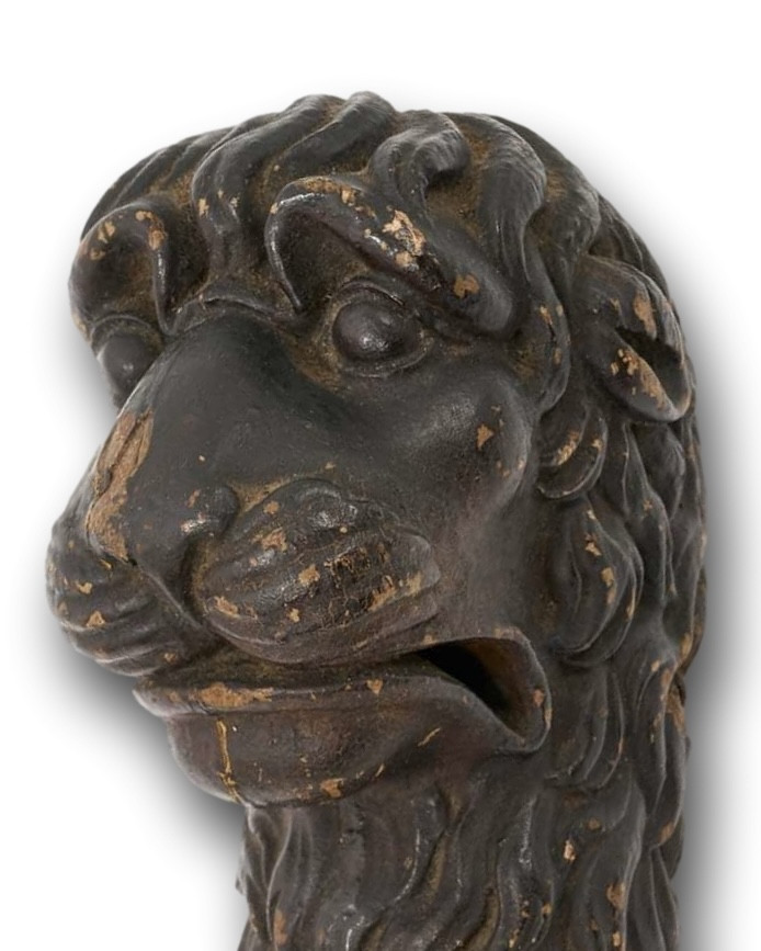 Support de masque de lion en bois sculpté. Angleterre, XVIIIe siècle.  