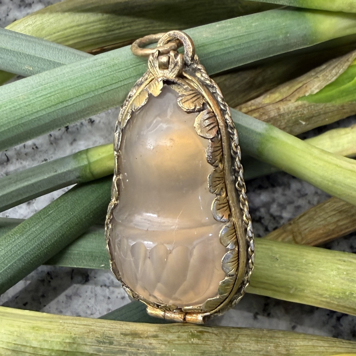 Pendentif œil de crabe en agate et argent doré. Allemagne, fin du XVIIe siècle.  -photo-3