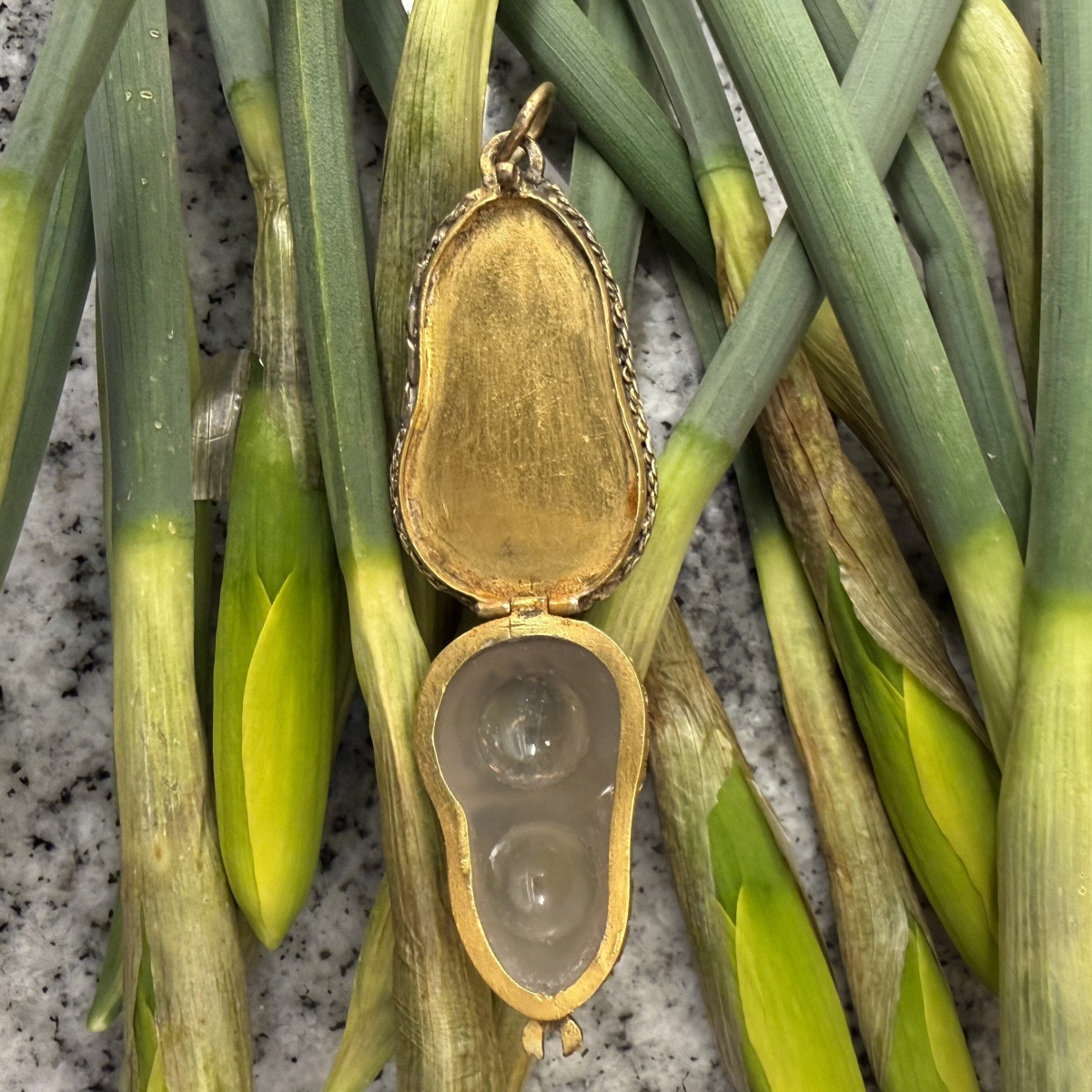 Pendentif œil de crabe en agate et argent doré. Allemagne, fin du XVIIe siècle.  -photo-2